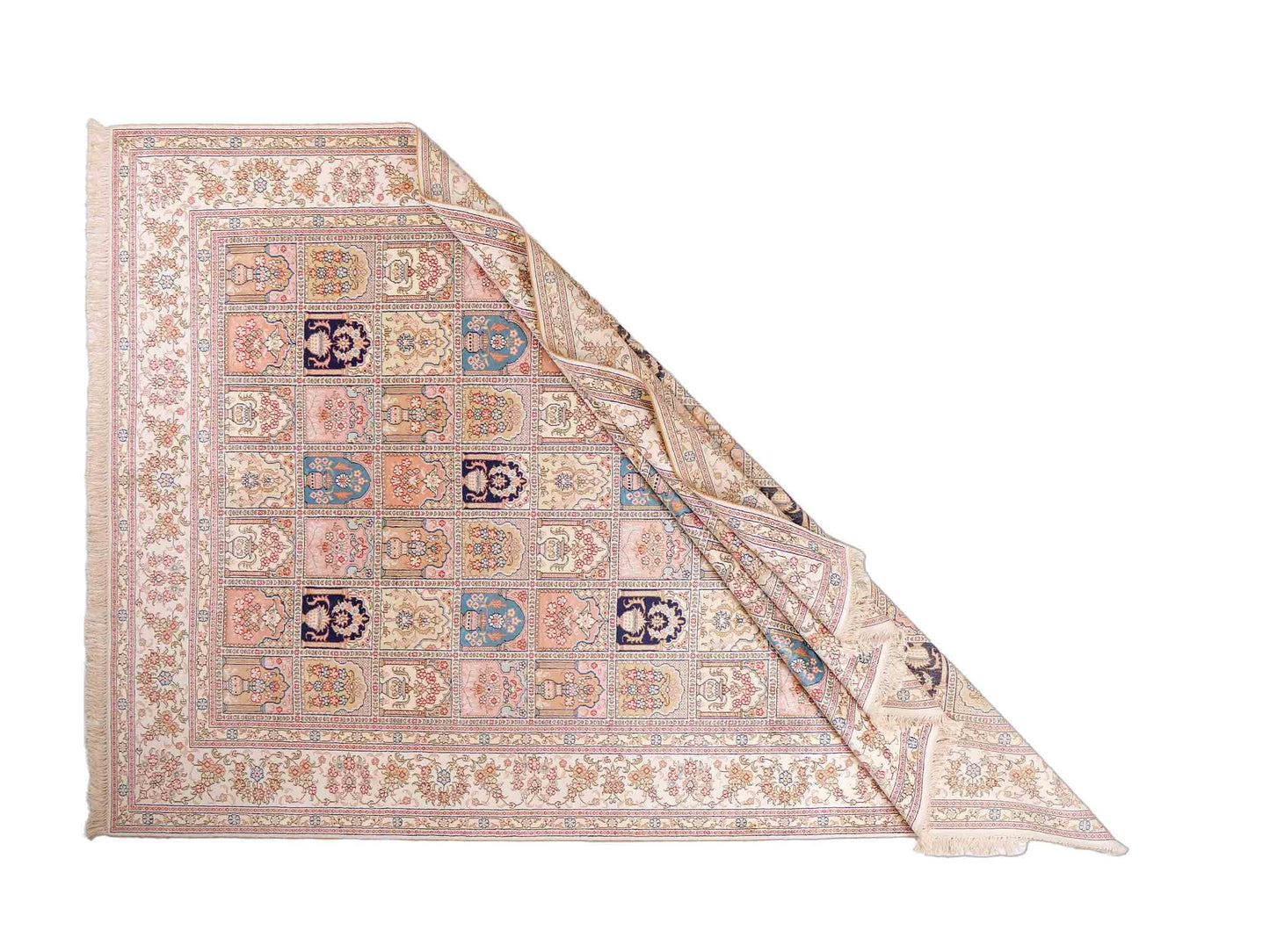 Feiner, handgeknüpfter, chinesischer Hereke Orientteppich aus gesponnener Seide mit Feldmuster von Khademi, creme, weiß, multicolor. 264x185 cm. Verkauf durch Jupiter Intl.