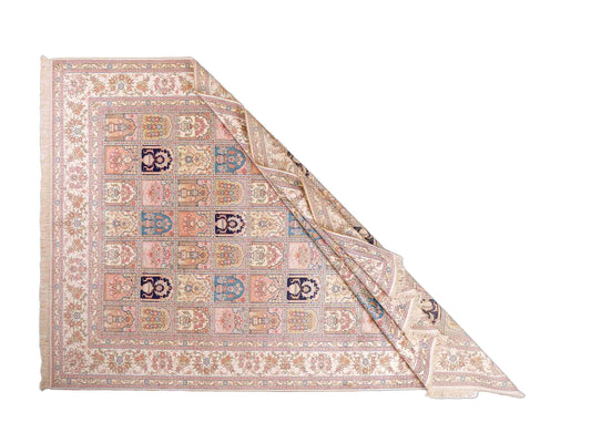 Feiner, handgeknüpfter, chinesischer Hereke Orientteppich aus gesponnener Seide mit Feldmuster von Khademi, creme, weiß, multicolor. 264x185 cm. Verkauf durch Jupiter Intl.