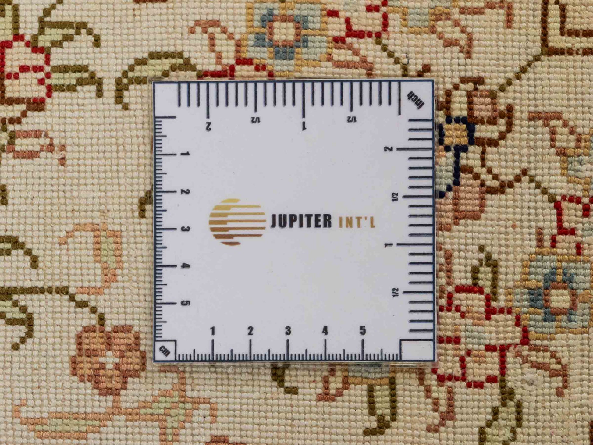 Feiner, handgeknüpfter, chinesischer Hereke Orientteppich aus gesponnener Seide mit Feldmuster von Khademi, creme, weiß, multicolor. 264x185 cm. Verkauf durch Jupiter Intl.