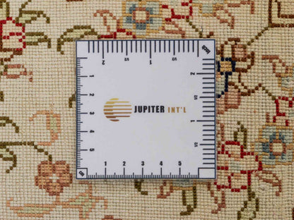 Feiner, handgeknüpfter, chinesischer Hereke Orientteppich aus gesponnener Seide mit Feldmuster von Khademi, creme, weiß, multicolor. 264x185 cm. Verkauf durch Jupiter Intl.