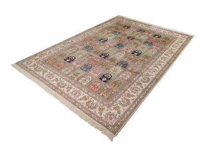 Feiner, handgeknüpfter, chinesischer Hereke Orientteppich aus gesponnener Seide mit Feldmuster von Khademi, creme, weiß, multicolor. 264x185 cm. Verkauf durch Jupiter Intl.