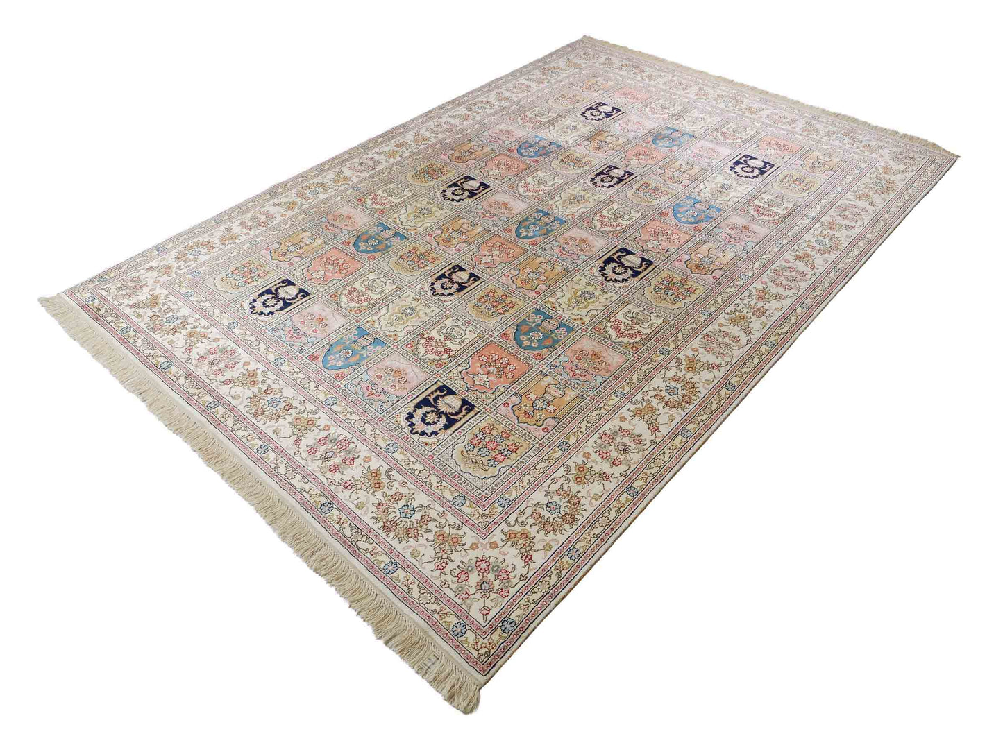 Feiner, handgeknüpfter, chinesischer Hereke Orientteppich aus gesponnener Seide mit Feldmuster von Khademi, creme, weiß, multicolor. 264x185 cm. Verkauf durch Jupiter Intl.