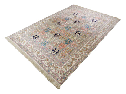 Feiner, handgeknüpfter, chinesischer Hereke Orientteppich aus gesponnener Seide mit Feldmuster von Khademi, creme, weiß, multicolor. 264x185 cm. Verkauf durch Jupiter Intl.