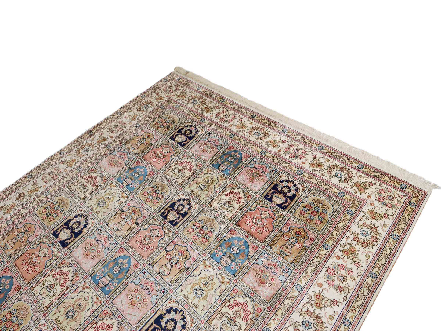 Feiner, handgeknüpfter, chinesischer Hereke Orientteppich aus gesponnener Seide mit Feldmuster von Khademi, creme, weiß, multicolor. 264x185 cm. Verkauf durch Jupiter Intl.