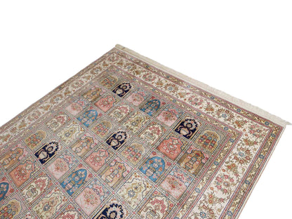 Feiner, handgeknüpfter, chinesischer Hereke Orientteppich aus gesponnener Seide mit Feldmuster von Khademi, creme, weiß, multicolor. 264x185 cm. Verkauf durch Jupiter Intl.