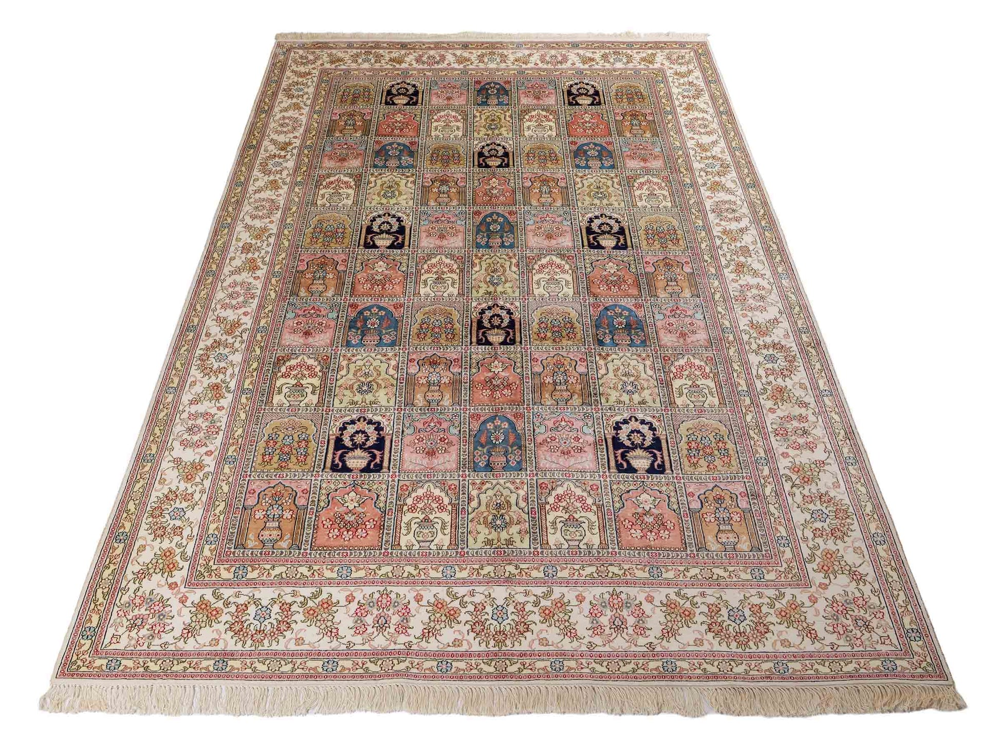 Feiner, handgeknüpfter, chinesischer Hereke Orientteppich aus gesponnener Seide mit Feldmuster von Khademi, creme, weiß, multicolor. 264x185 cm. Verkauf durch Jupiter Intl.