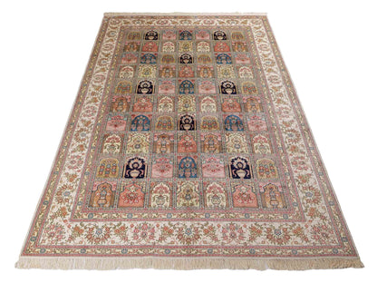 Feiner, handgeknüpfter, chinesischer Hereke Orientteppich aus gesponnener Seide mit Feldmuster von Khademi, creme, weiß, multicolor. 264x185 cm. Verkauf durch Jupiter Intl.