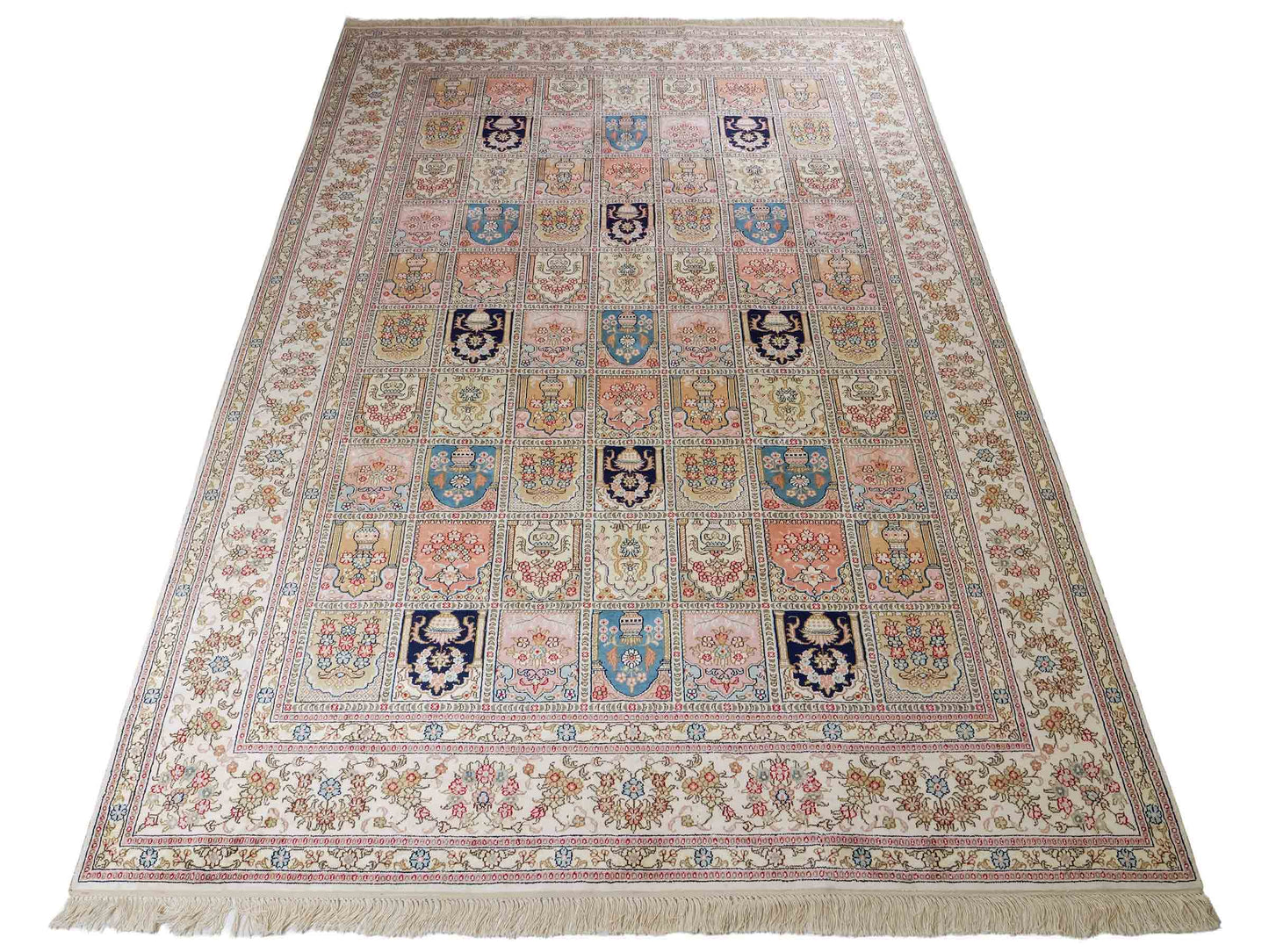 Feiner, handgeknüpfter, chinesischer Hereke Orientteppich aus gesponnener Seide mit Feldmuster von Khademi, creme, weiß, multicolor. 264x185 cm. Verkauf durch Jupiter Intl.