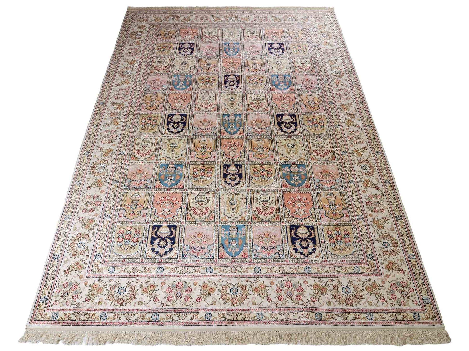 Feiner, handgeknüpfter, chinesischer Hereke Orientteppich aus gesponnener Seide mit Feldmuster von Khademi, creme, weiß, multicolor. 264x185 cm. Verkauf durch Jupiter Intl.