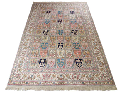 Feiner, handgeknüpfter, chinesischer Hereke Orientteppich aus gesponnener Seide mit Feldmuster von Khademi, creme, weiß, multicolor. 264x185 cm. Verkauf durch Jupiter Intl.