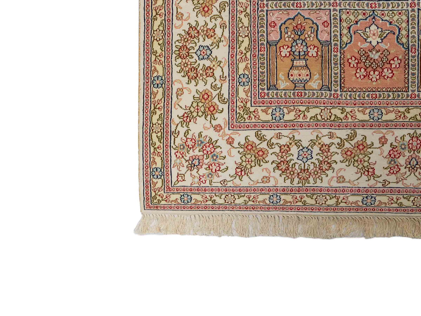 Feiner, handgeknüpfter, chinesischer Hereke Orientteppich aus gesponnener Seide mit Feldmuster von Khademi, creme, weiß, multicolor. 264x185 cm. Verkauf durch Jupiter Intl.