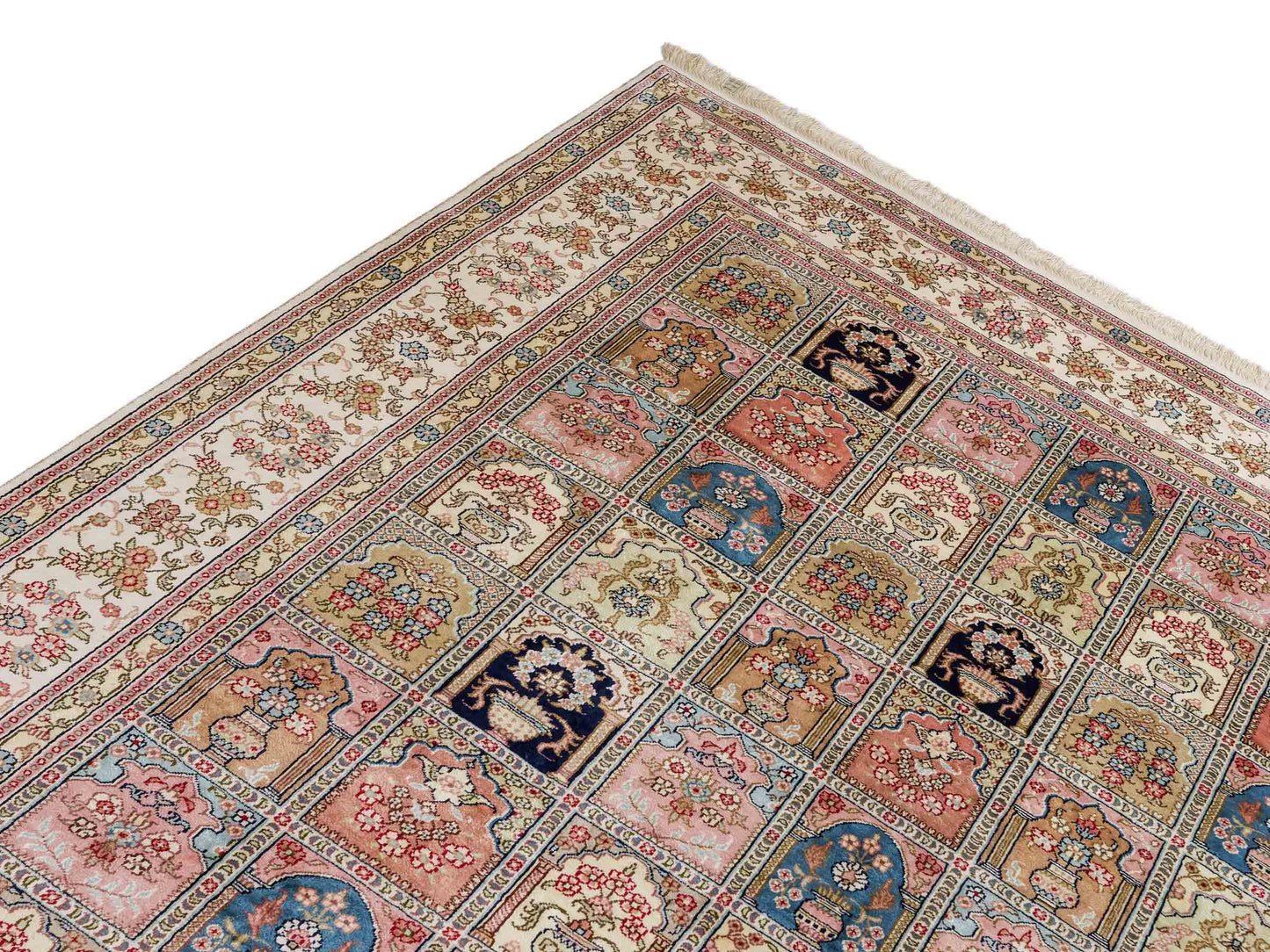 Feiner, handgeknüpfter, chinesischer Hereke Orientteppich aus gesponnener Seide mit Feldmuster von Khademi, creme, weiß, multicolor. 264x185 cm. Verkauf durch Jupiter Intl.