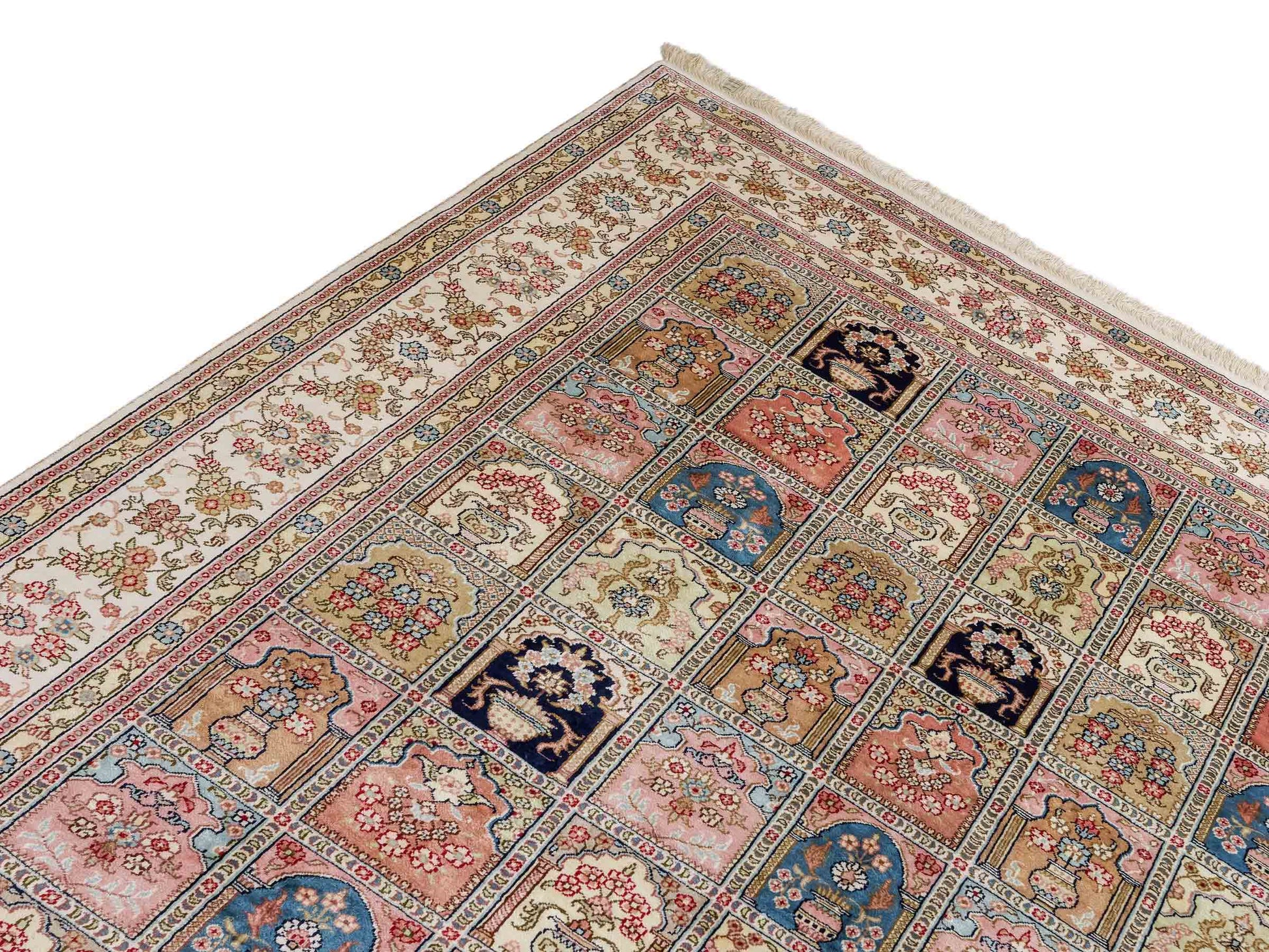 Feiner, handgeknüpfter, chinesischer Hereke Orientteppich aus gesponnener Seide mit Feldmuster von Khademi, creme, weiß, multicolor. 264x185 cm. Verkauf durch Jupiter Intl.