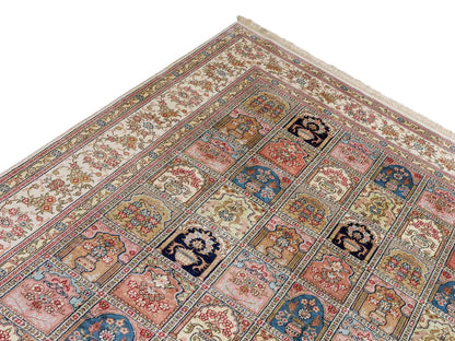 Feiner, handgeknüpfter, chinesischer Hereke Orientteppich aus gesponnener Seide mit Feldmuster von Khademi, creme, weiß, multicolor. 264x185 cm. Verkauf durch Jupiter Intl.