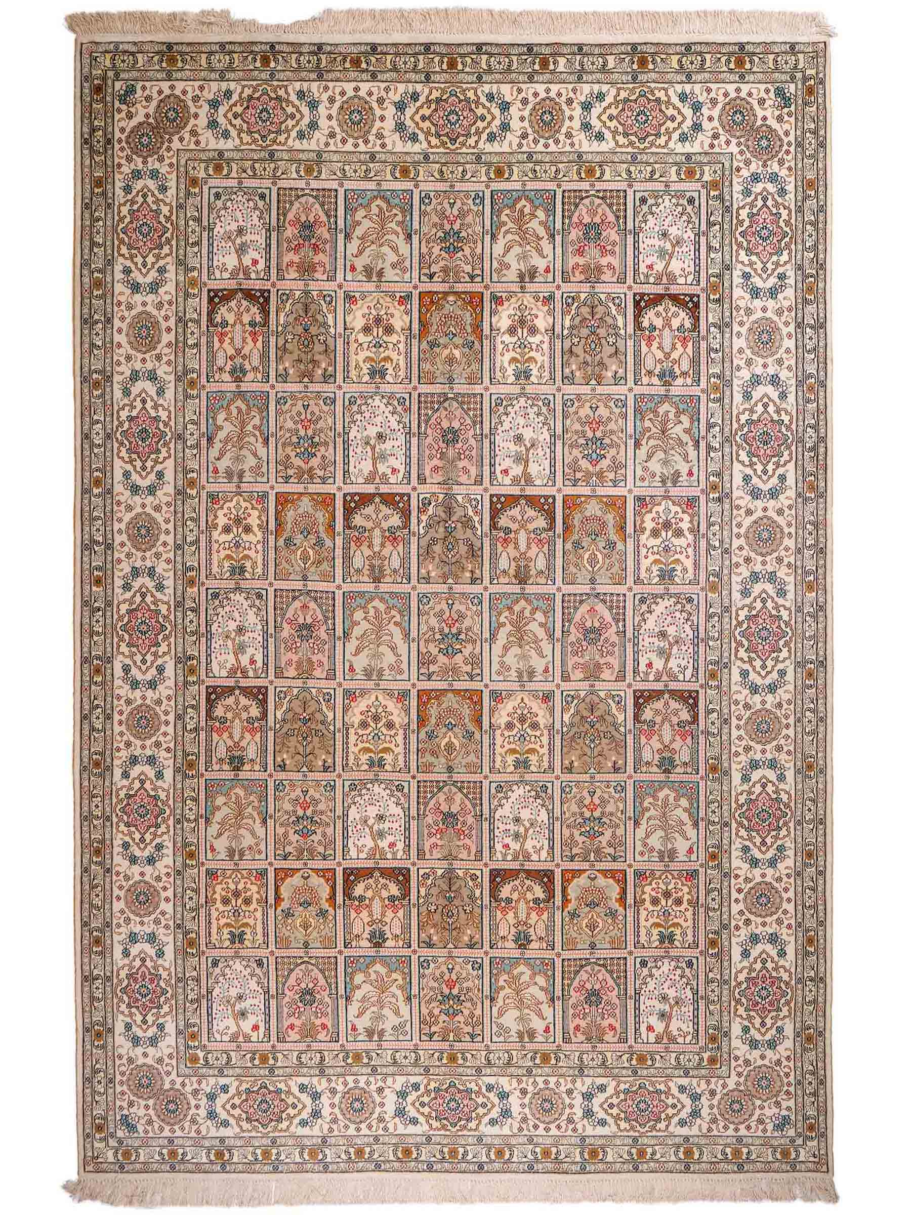 Feiner, handgeknüpfter, chinesischer Hereke Orientteppich aus gesponnener Seide mit Feldmuster von Khademi, creme, weiß. 271x183 cm. Verkauf durch Jupiter Intl.