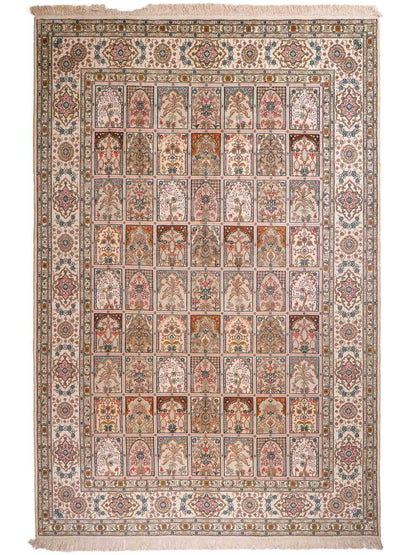 Feiner, handgeknüpfter, chinesischer Hereke Orientteppich aus gesponnener Seide mit Feldmuster von Khademi, creme, weiß. 271x183 cm. Verkauf durch Jupiter Intl.