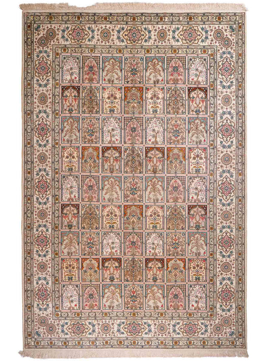 Feiner, handgeknüpfter, chinesischer Hereke Orientteppich aus gesponnener Seide mit Feldmuster von Khademi, creme, weiß. 271x183 cm. Verkauf durch Jupiter Intl.