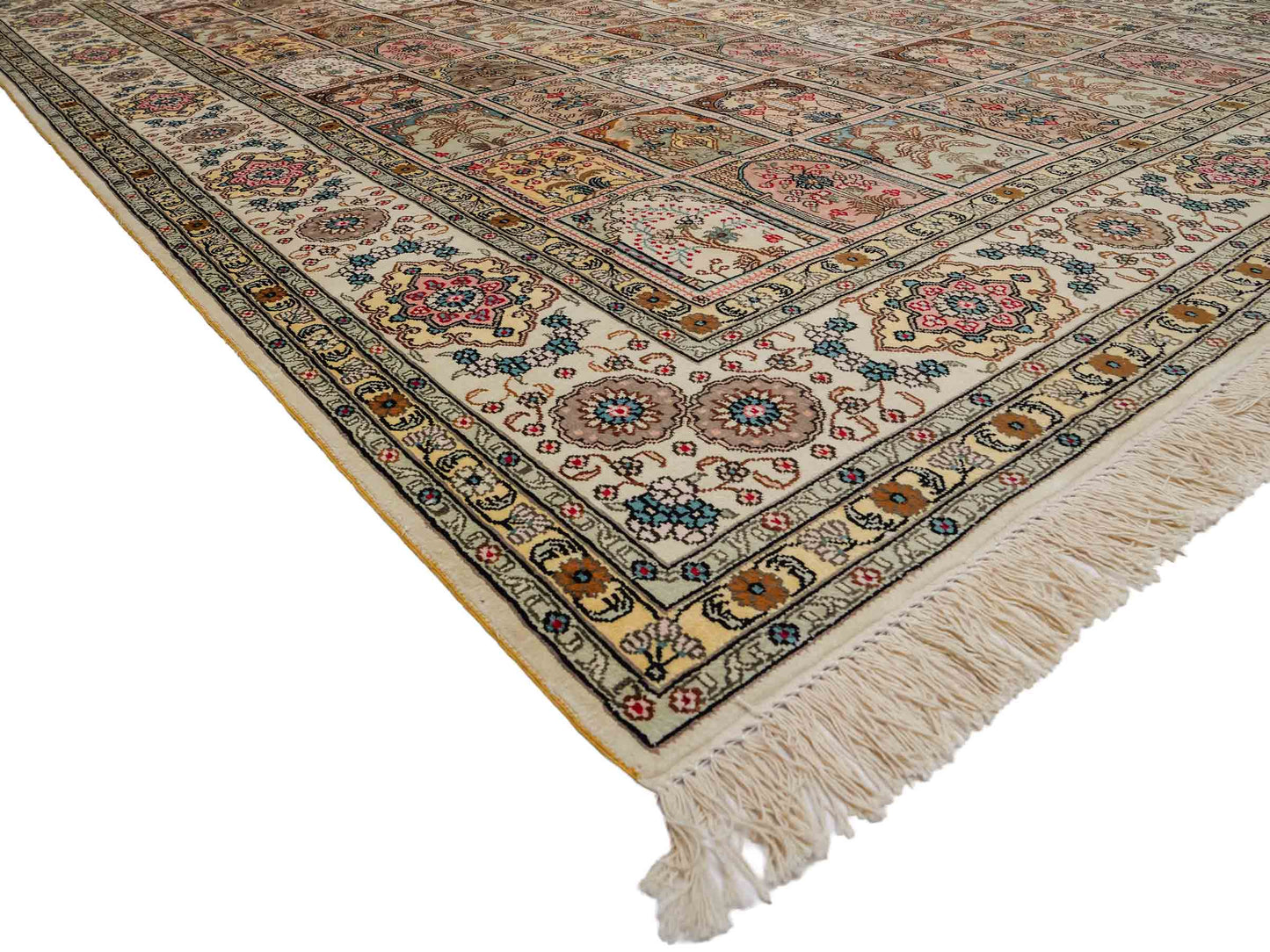 Feiner, handgeknüpfter, chinesischer Hereke Orientteppich aus gesponnener Seide mit Feldmuster von Khademi, creme, weiß. 271x183 cm. Verkauf durch Jupiter Intl.