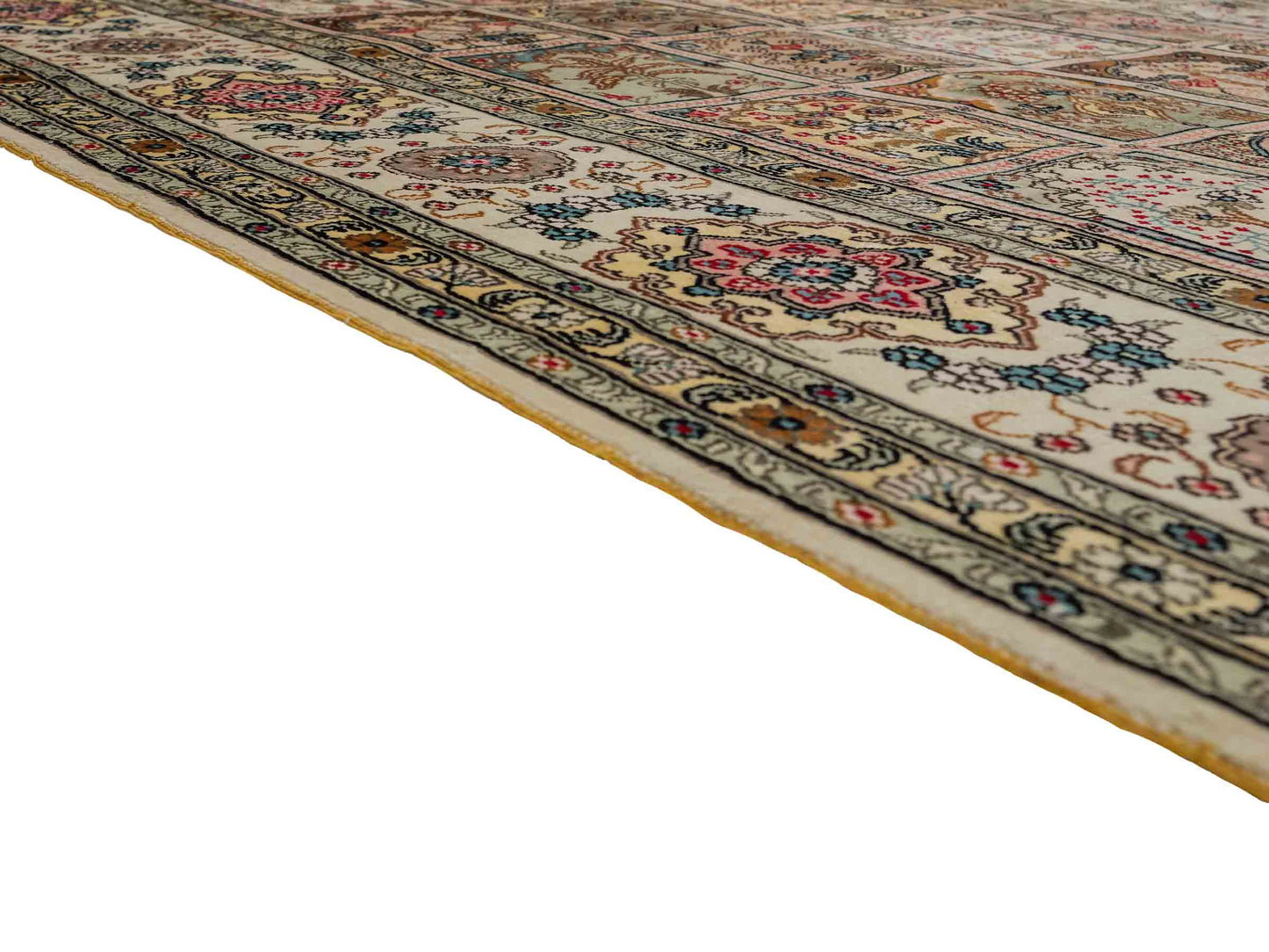 Feiner, handgeknüpfter, chinesischer Hereke Orientteppich aus gesponnener Seide mit Feldmuster von Khademi, creme, weiß. 271x183 cm. Verkauf durch Jupiter Intl.