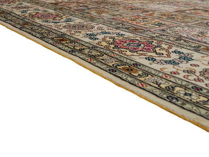 Feiner, handgeknüpfter, chinesischer Hereke Orientteppich aus gesponnener Seide mit Feldmuster von Khademi, creme, weiß. 271x183 cm. Verkauf durch Jupiter Intl.