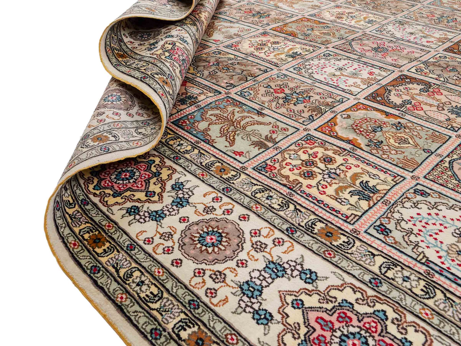 Feiner, handgeknüpfter, chinesischer Hereke Orientteppich aus gesponnener Seide mit Feldmuster von Khademi, creme, weiß. 271x183 cm. Verkauf durch Jupiter Intl.