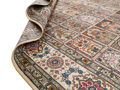 Feiner, handgeknüpfter, chinesischer Hereke Orientteppich aus gesponnener Seide mit Feldmuster von Khademi, creme, weiß. 271x183 cm. Verkauf durch Jupiter Intl.