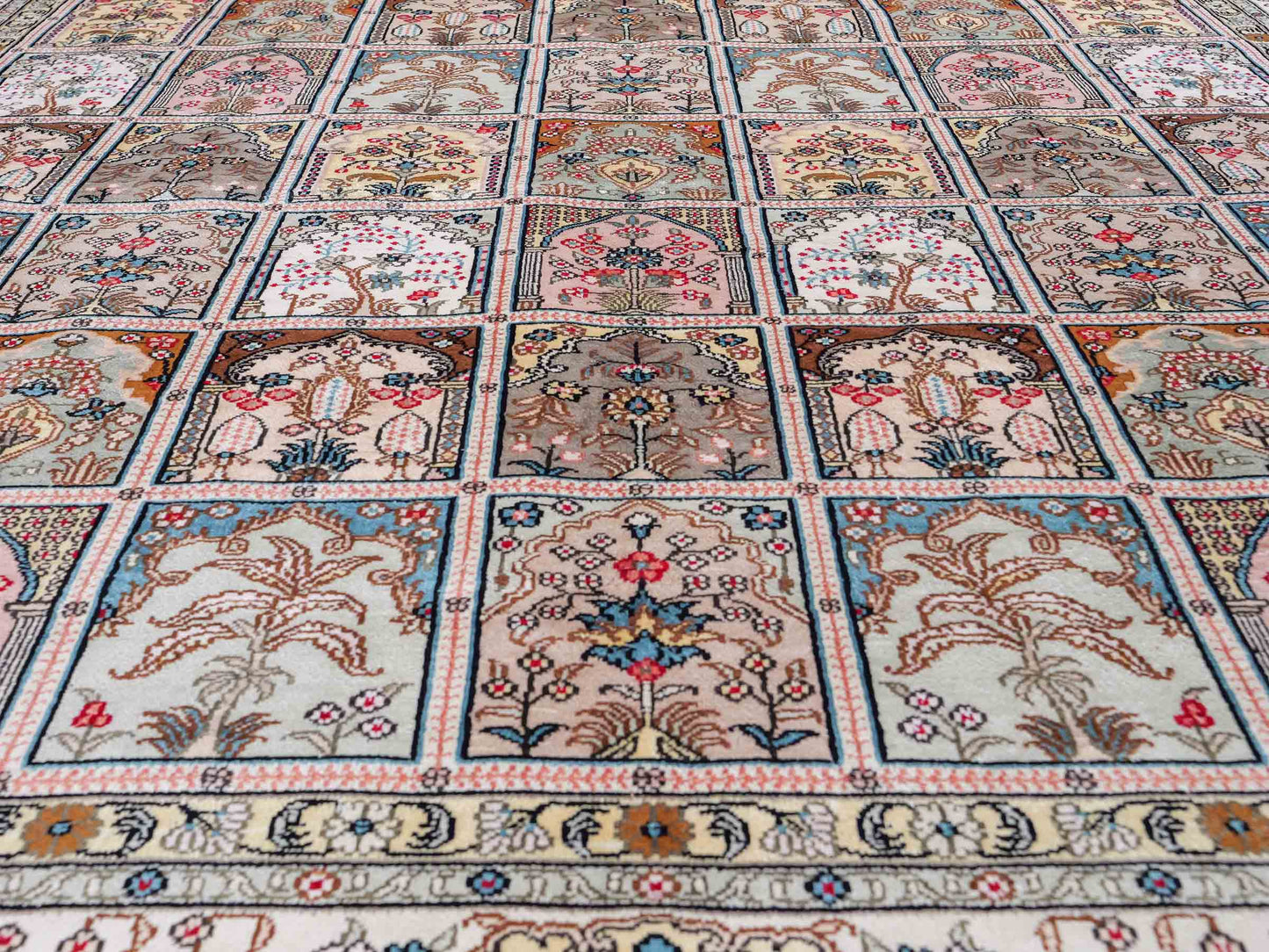 Feiner, handgeknüpfter, chinesischer Hereke Orientteppich aus gesponnener Seide mit Feldmuster von Khademi, creme, weiß. 271x183 cm. Verkauf durch Jupiter Intl.