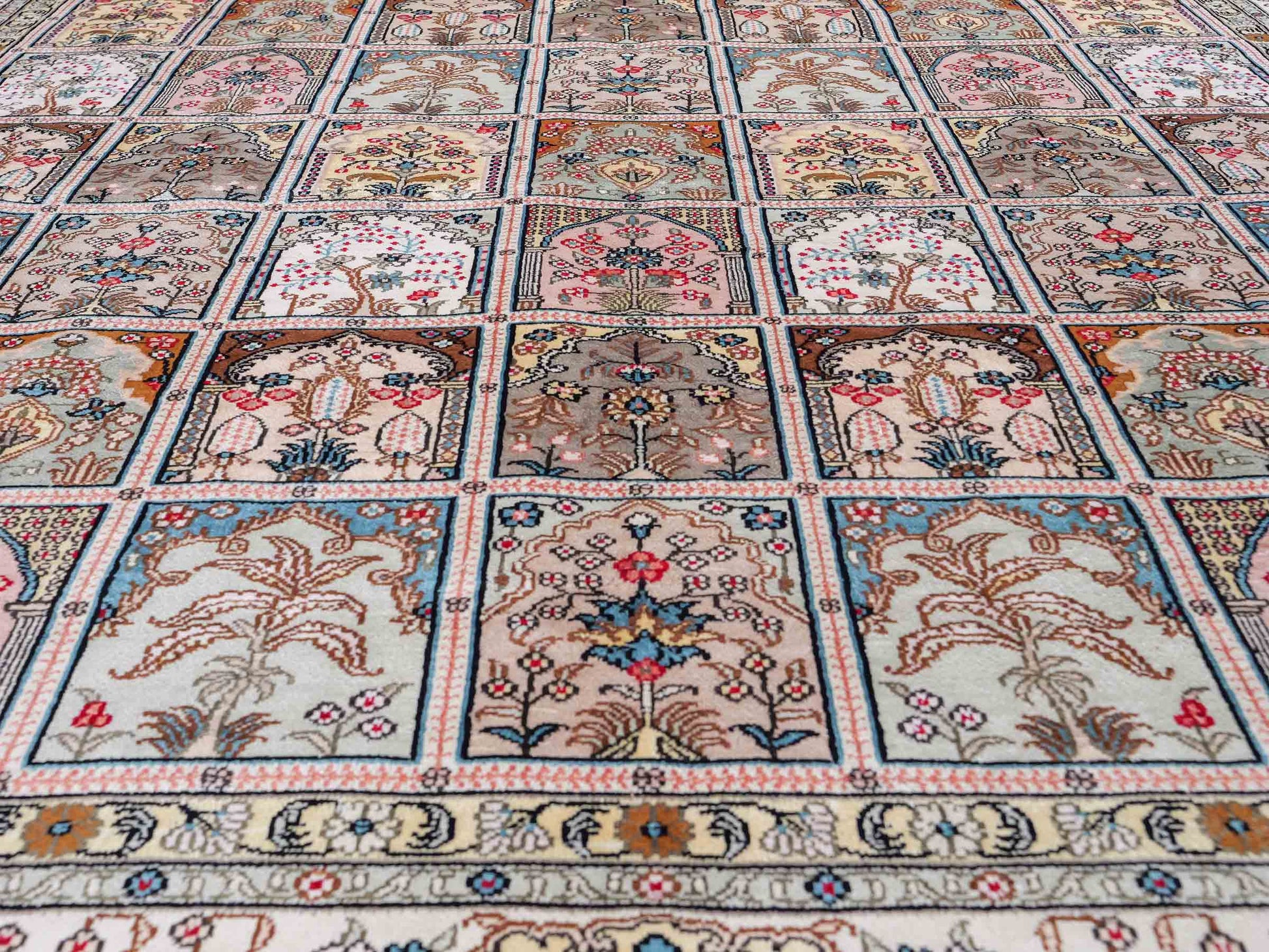 Feiner, handgeknüpfter, chinesischer Hereke Orientteppich aus gesponnener Seide mit Feldmuster von Khademi, creme, weiß. 271x183 cm. Verkauf durch Jupiter Intl.