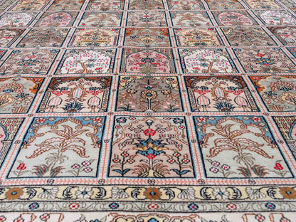 Feiner, handgeknüpfter, chinesischer Hereke Orientteppich aus gesponnener Seide mit Feldmuster von Khademi, creme, weiß. 271x183 cm. Verkauf durch Jupiter Intl.