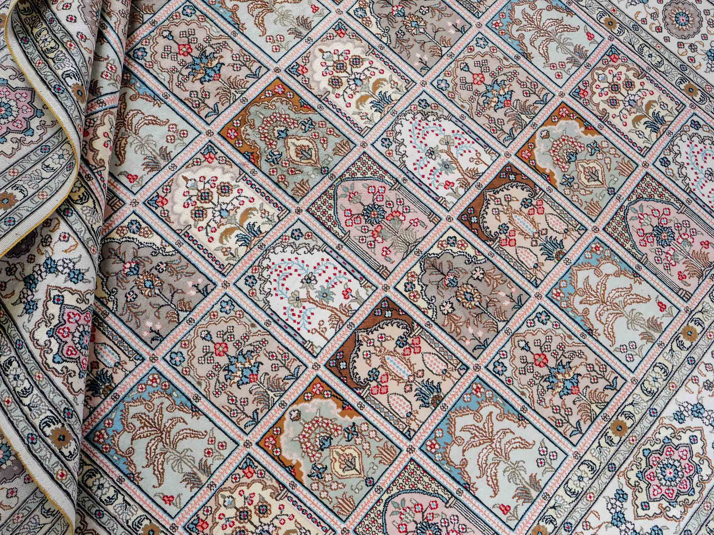 Feiner, handgeknüpfter, chinesischer Hereke Orientteppich aus gesponnener Seide mit Feldmuster von Khademi, creme, weiß. 271x183 cm. Verkauf durch Jupiter Intl.