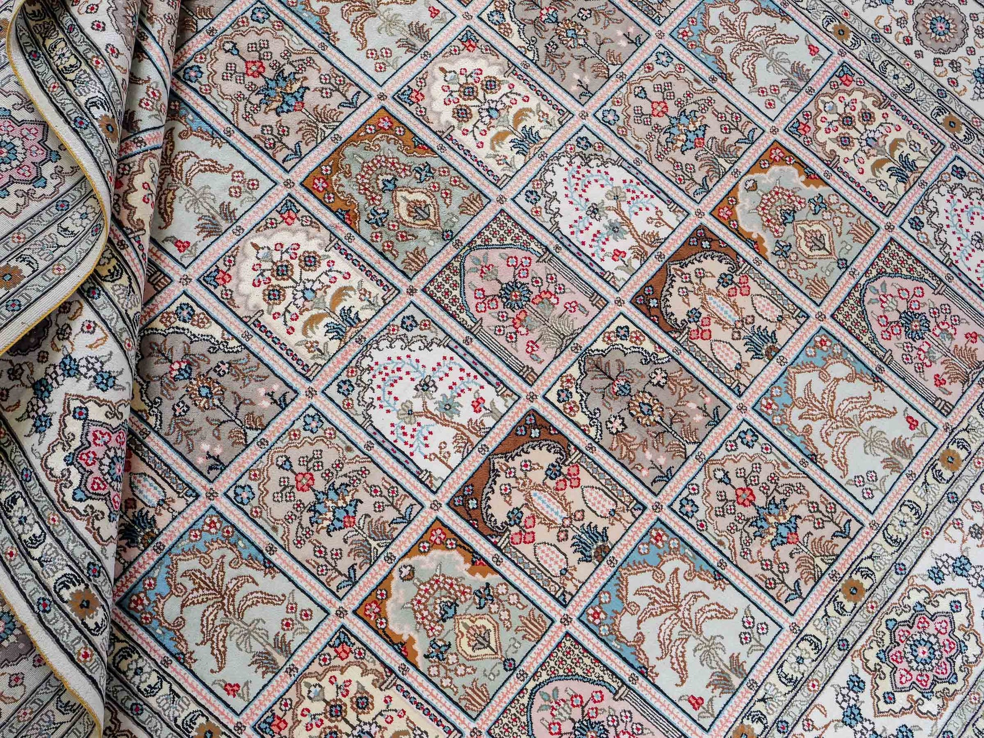 Feiner, handgeknüpfter, chinesischer Hereke Orientteppich aus gesponnener Seide mit Feldmuster von Khademi, creme, weiß. 271x183 cm. Verkauf durch Jupiter Intl.