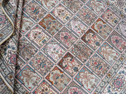 Feiner, handgeknüpfter, chinesischer Hereke Orientteppich aus gesponnener Seide mit Feldmuster von Khademi, creme, weiß. 271x183 cm. Verkauf durch Jupiter Intl.