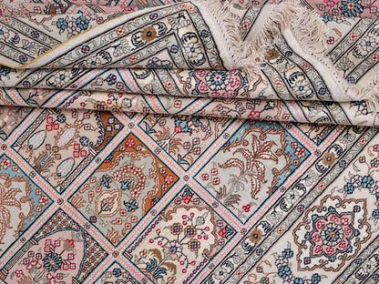 Feiner, handgeknüpfter, chinesischer Hereke Orientteppich aus gesponnener Seide mit Feldmuster von Khademi, creme, weiß. 271x183 cm. Verkauf durch Jupiter Intl.