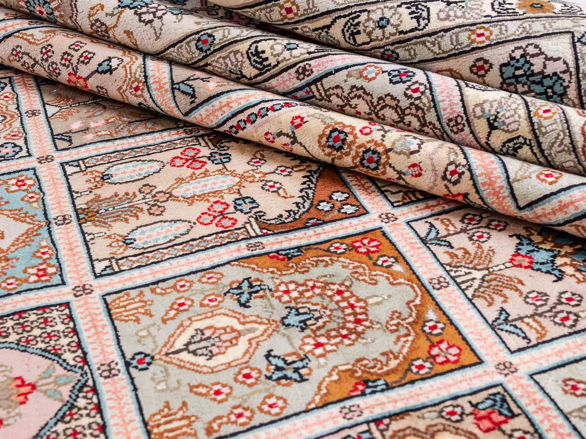 Feiner, handgeknüpfter, chinesischer Hereke Orientteppich aus gesponnener Seide mit Feldmuster von Khademi, creme, weiß. 271x183 cm. Verkauf durch Jupiter Intl.