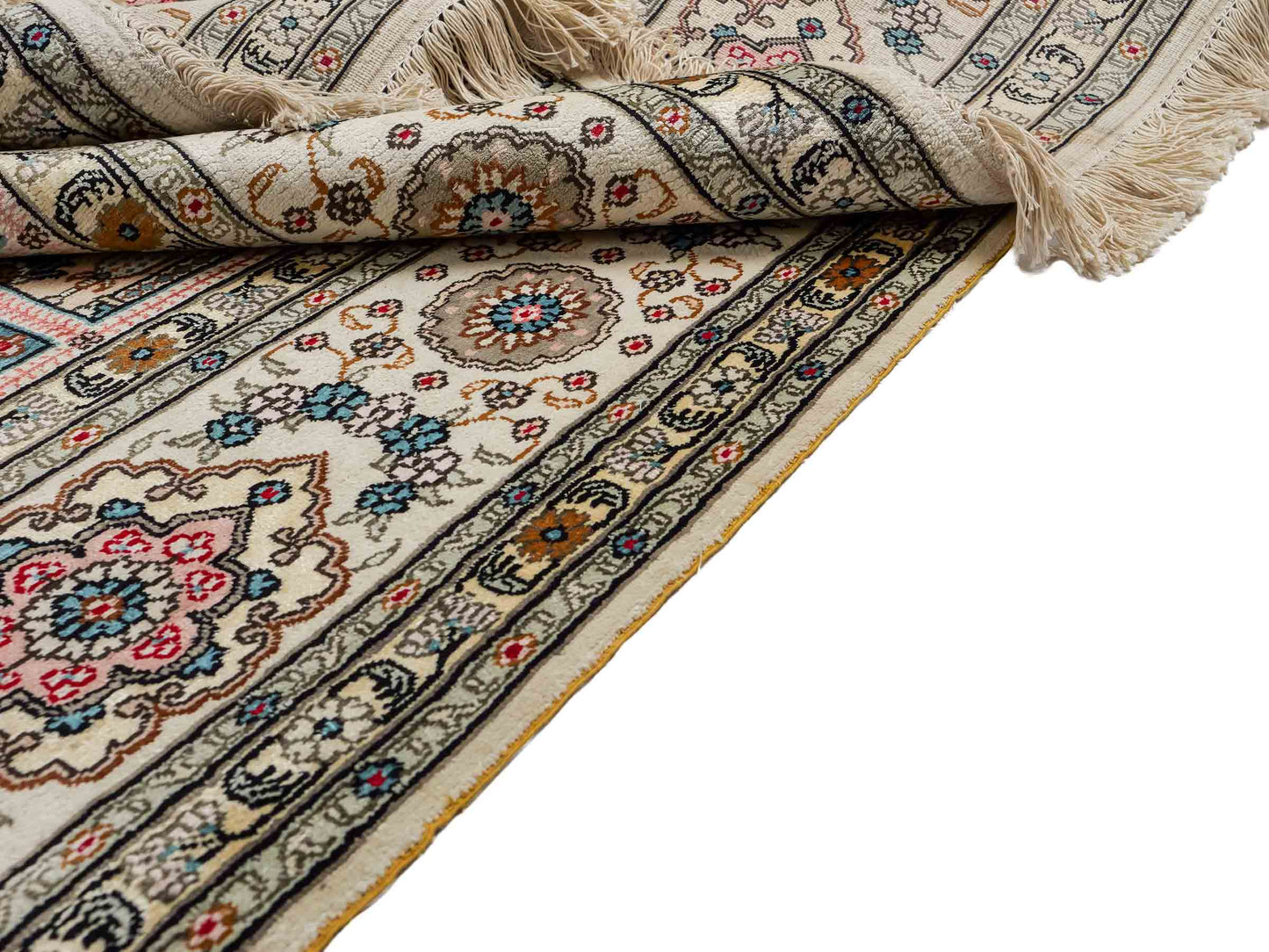 Feiner, handgeknüpfter, chinesischer Hereke Orientteppich aus gesponnener Seide mit Feldmuster von Khademi, creme, weiß. 271x183 cm. Verkauf durch Jupiter Intl.