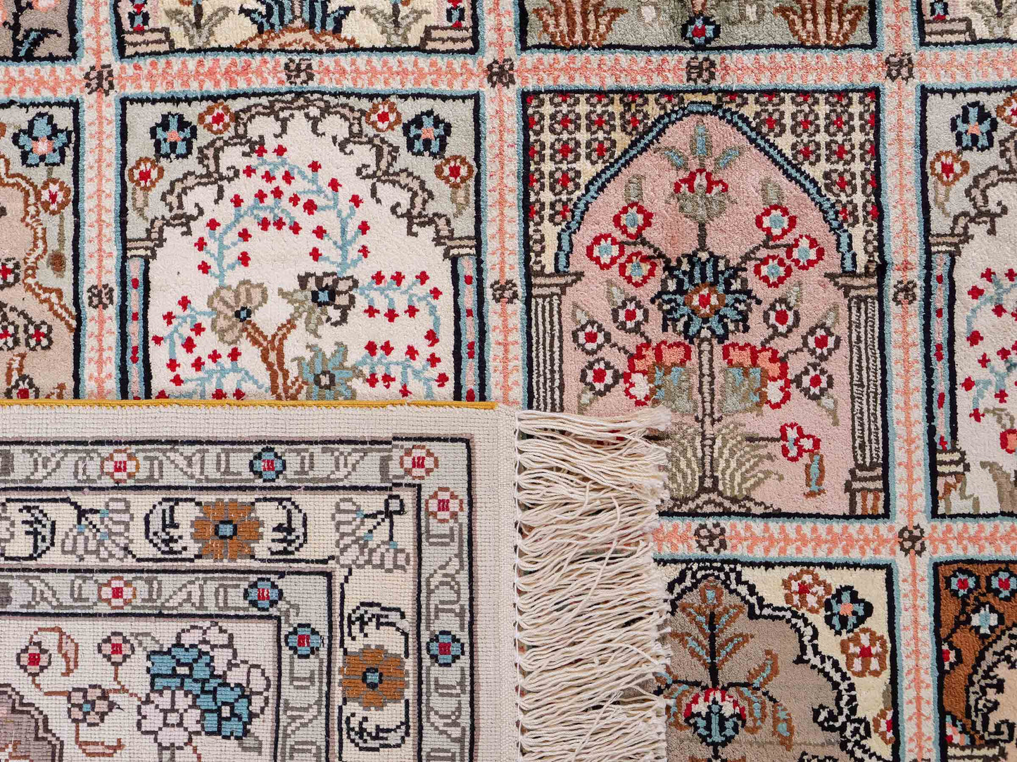 Feiner, handgeknüpfter, chinesischer Hereke Orientteppich aus gesponnener Seide mit Feldmuster von Khademi, creme, weiß. 271x183 cm. Verkauf durch Jupiter Intl.