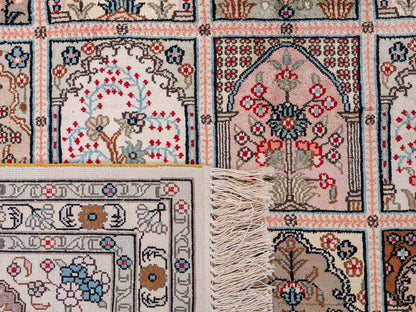 Feiner, handgeknüpfter, chinesischer Hereke Orientteppich aus gesponnener Seide mit Feldmuster von Khademi, creme, weiß. 271x183 cm. Verkauf durch Jupiter Intl.