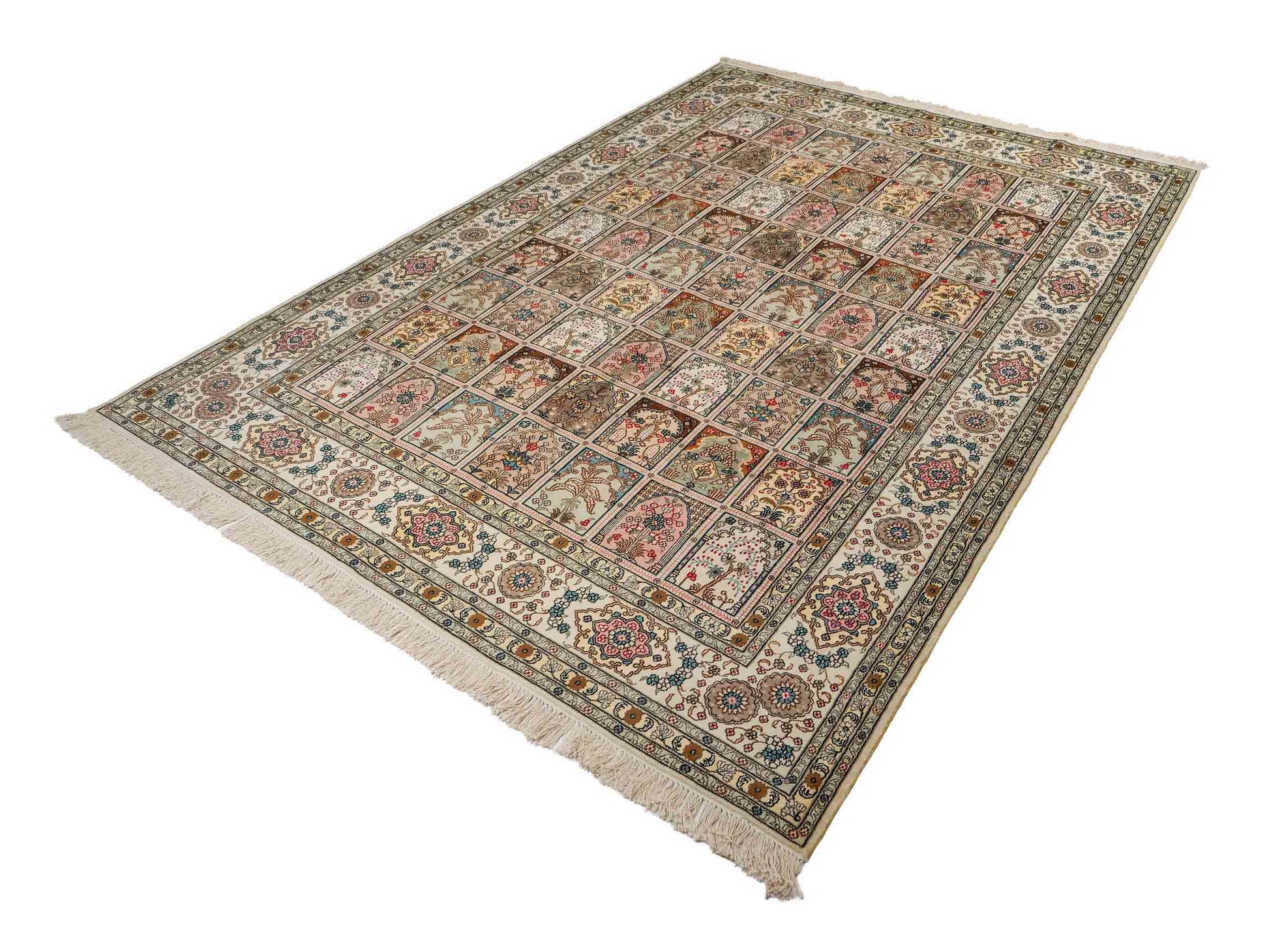 Feiner, handgeknüpfter, chinesischer Hereke Orientteppich aus gesponnener Seide mit Feldmuster von Khademi, creme, weiß. 271x183 cm. Verkauf durch Jupiter Intl.