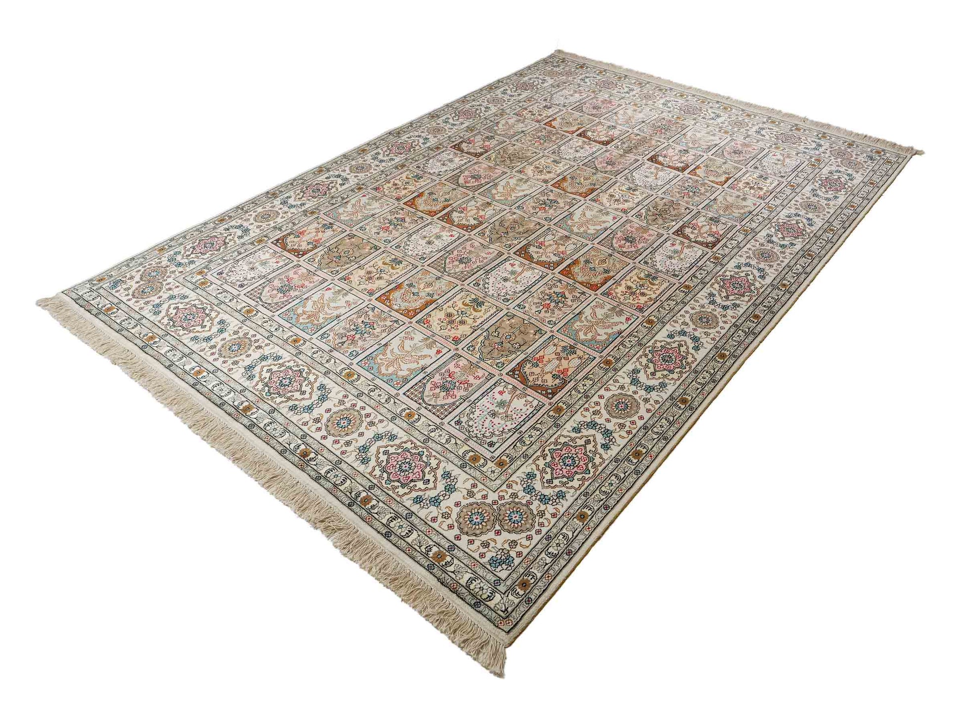 Feiner, handgeknüpfter, chinesischer Hereke Orientteppich aus gesponnener Seide mit Feldmuster von Khademi, creme, weiß. 271x183 cm. Verkauf durch Jupiter Intl.