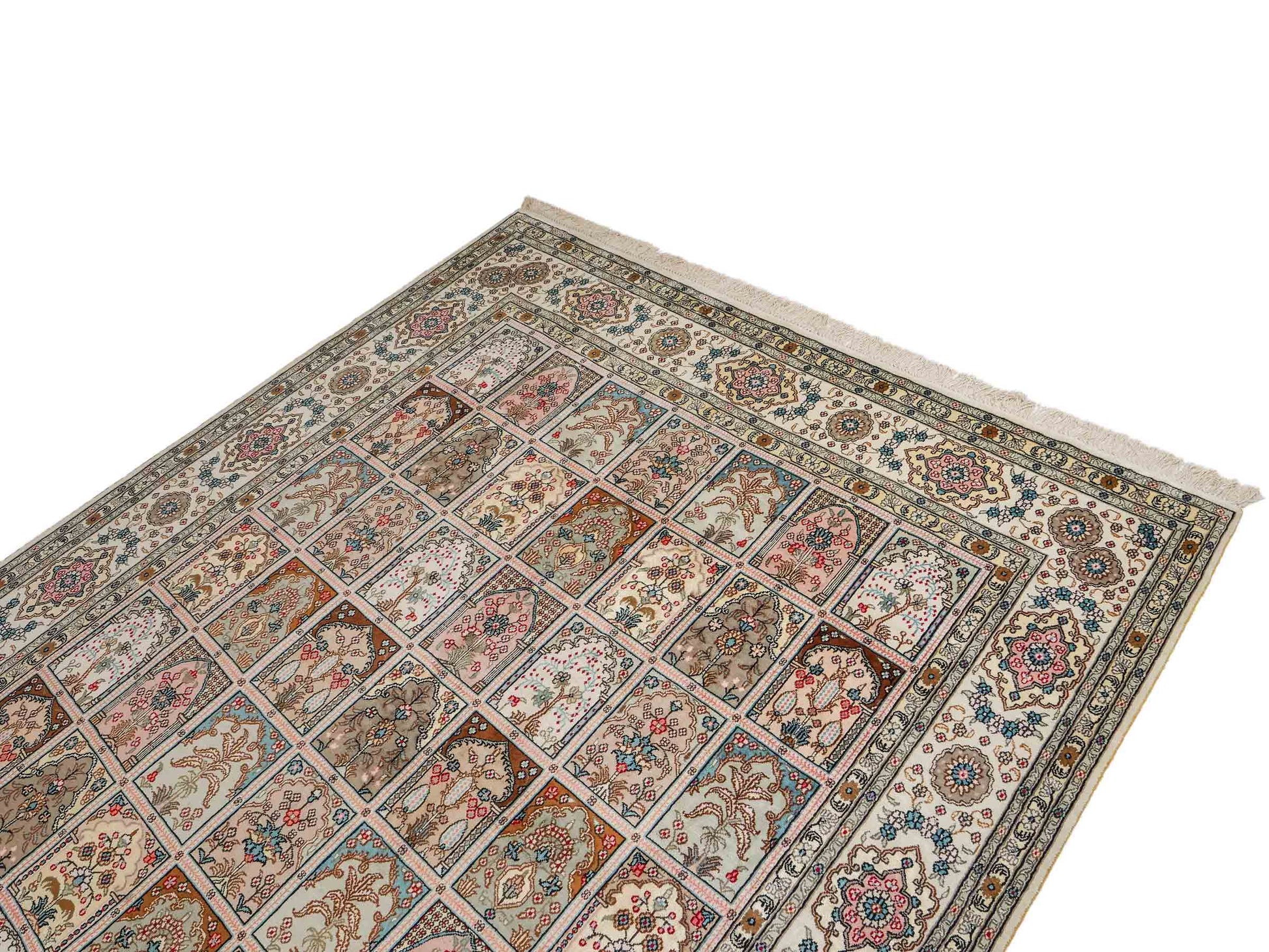 Feiner, handgeknüpfter, chinesischer Hereke Orientteppich aus gesponnener Seide mit Feldmuster von Khademi, creme, weiß. 271x183 cm. Verkauf durch Jupiter Intl.