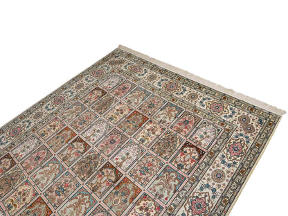 Feiner, handgeknüpfter, chinesischer Hereke Orientteppich aus gesponnener Seide mit Feldmuster von Khademi, creme, weiß. 271x183 cm. Verkauf durch Jupiter Intl.