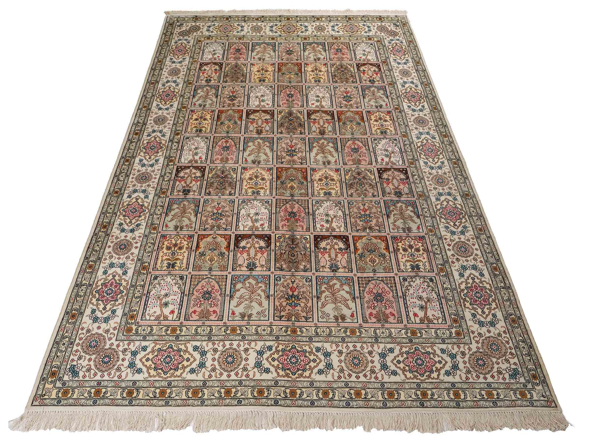 Feiner, handgeknüpfter, chinesischer Hereke Orientteppich aus gesponnener Seide mit Feldmuster von Khademi, creme, weiß. 271x183 cm. Verkauf durch Jupiter Intl.