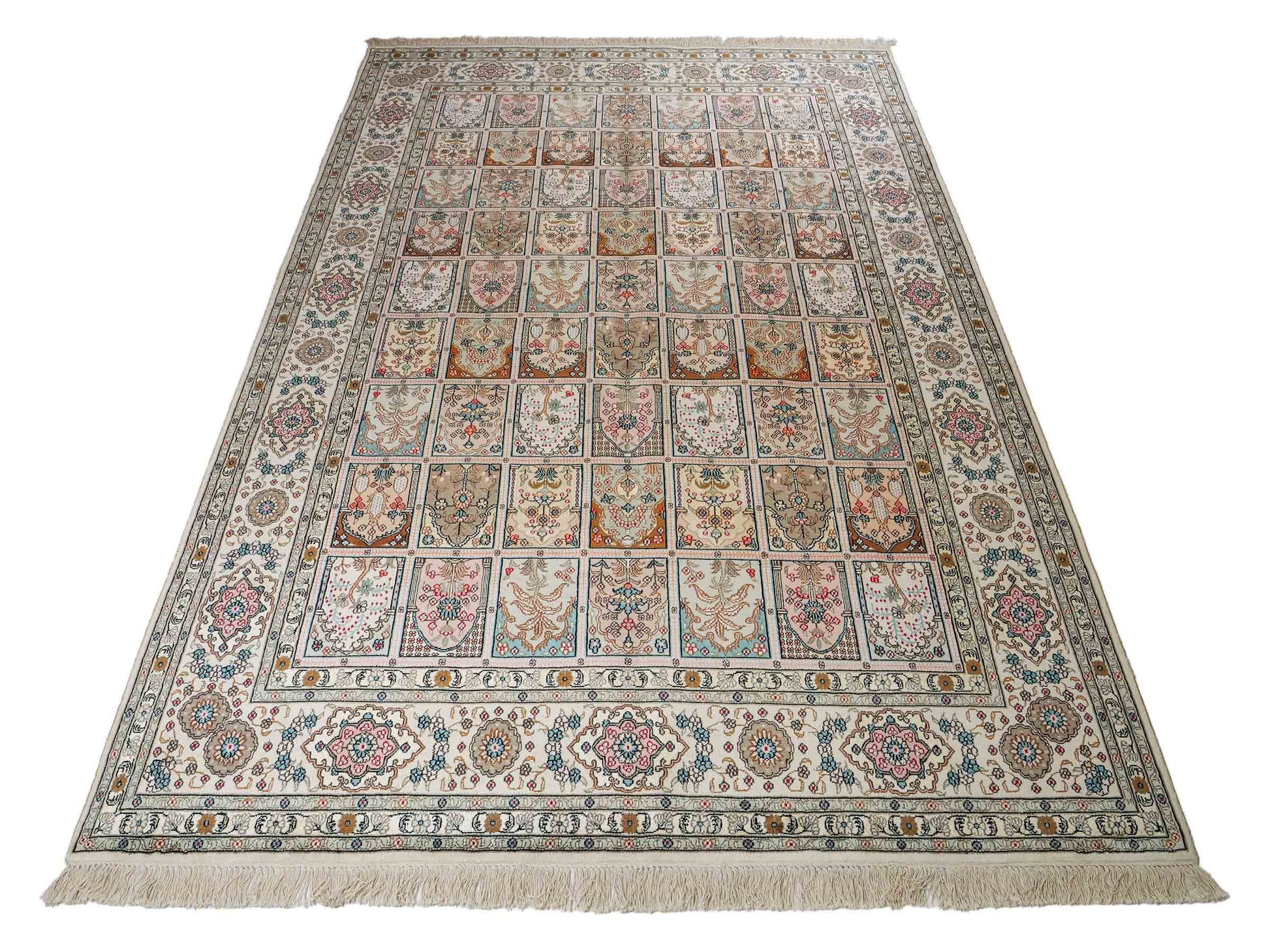 Feiner, handgeknüpfter, chinesischer Hereke Orientteppich aus gesponnener Seide mit Feldmuster von Khademi, creme, weiß. 271x183 cm. Verkauf durch Jupiter Intl.