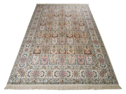 Feiner, handgeknüpfter, chinesischer Hereke Orientteppich aus gesponnener Seide mit Feldmuster von Khademi, creme, weiß. 271x183 cm. Verkauf durch Jupiter Intl.