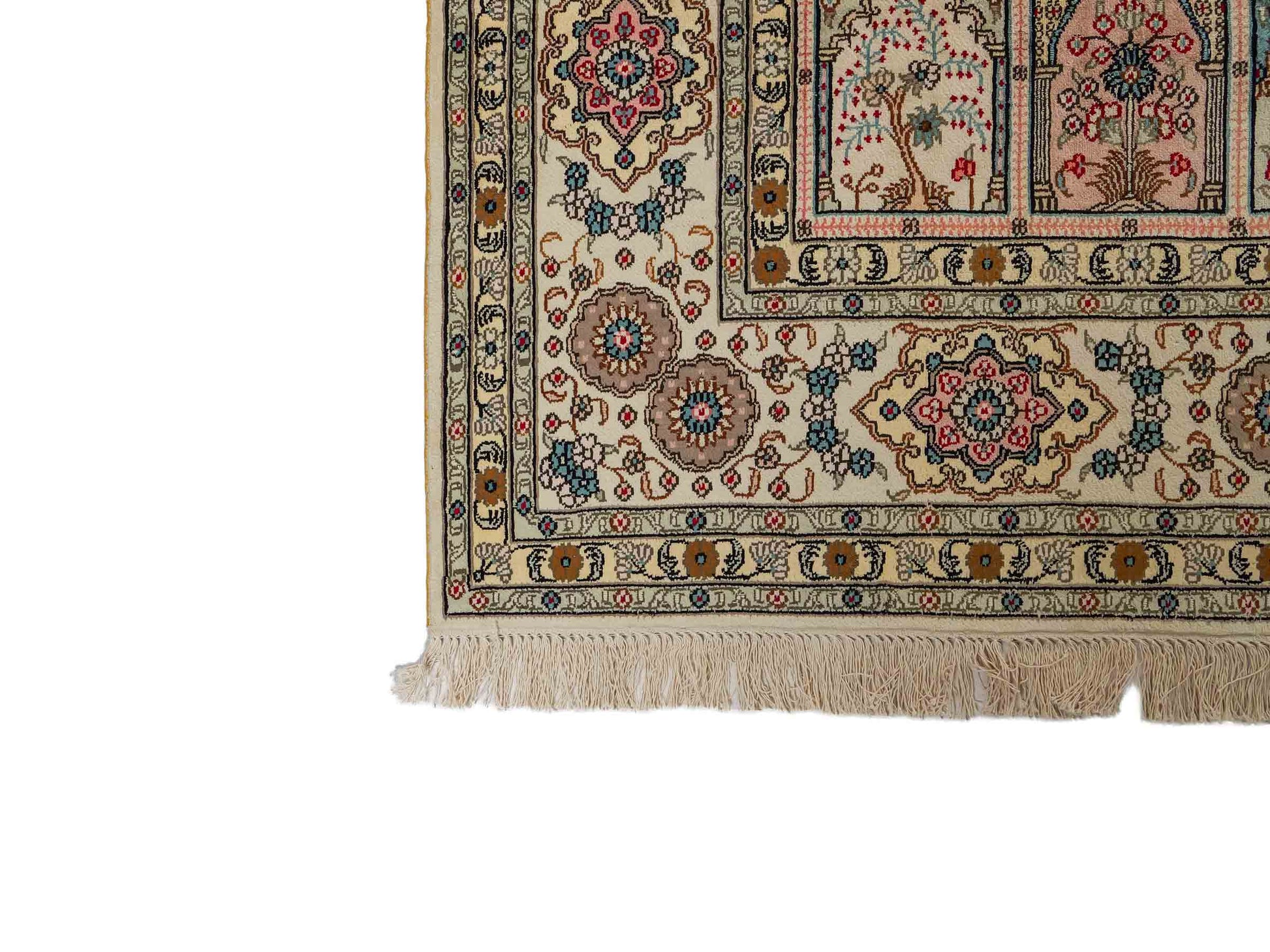 Feiner, handgeknüpfter, chinesischer Hereke Orientteppich aus gesponnener Seide mit Feldmuster von Khademi, creme, weiß. 271x183 cm. Verkauf durch Jupiter Intl.