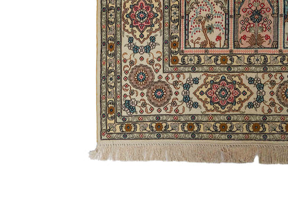 Feiner, handgeknüpfter, chinesischer Hereke Orientteppich aus gesponnener Seide mit Feldmuster von Khademi, creme, weiß. 271x183 cm. Verkauf durch Jupiter Intl.