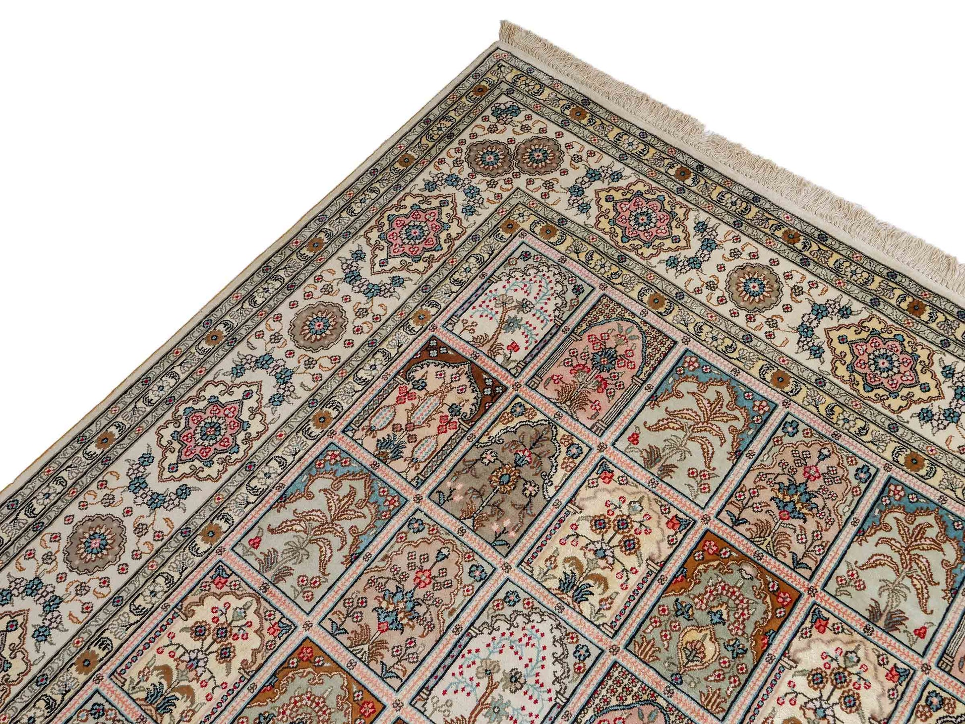 Feiner, handgeknüpfter, chinesischer Hereke Orientteppich aus gesponnener Seide mit Feldmuster von Khademi, creme, weiß. 271x183 cm. Verkauf durch Jupiter Intl.