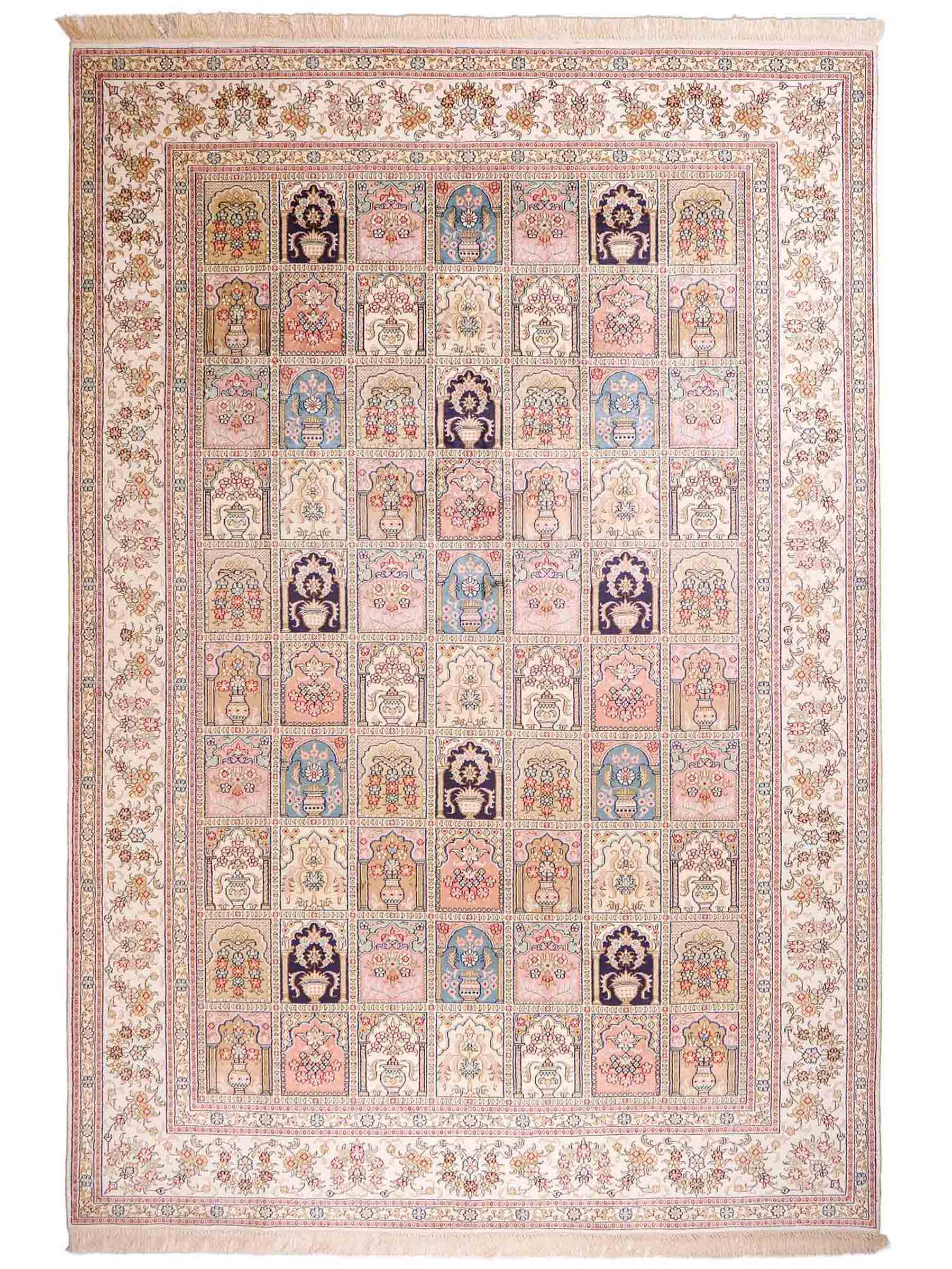 Feiner, handgeknüpfter, chinesischer Hereke Orientteppich aus gesponnener Seide mit Feldmuster von Khademi, creme, weiß, multicolor. 272x184 cm. Verkauf durch Jupiter Intl.