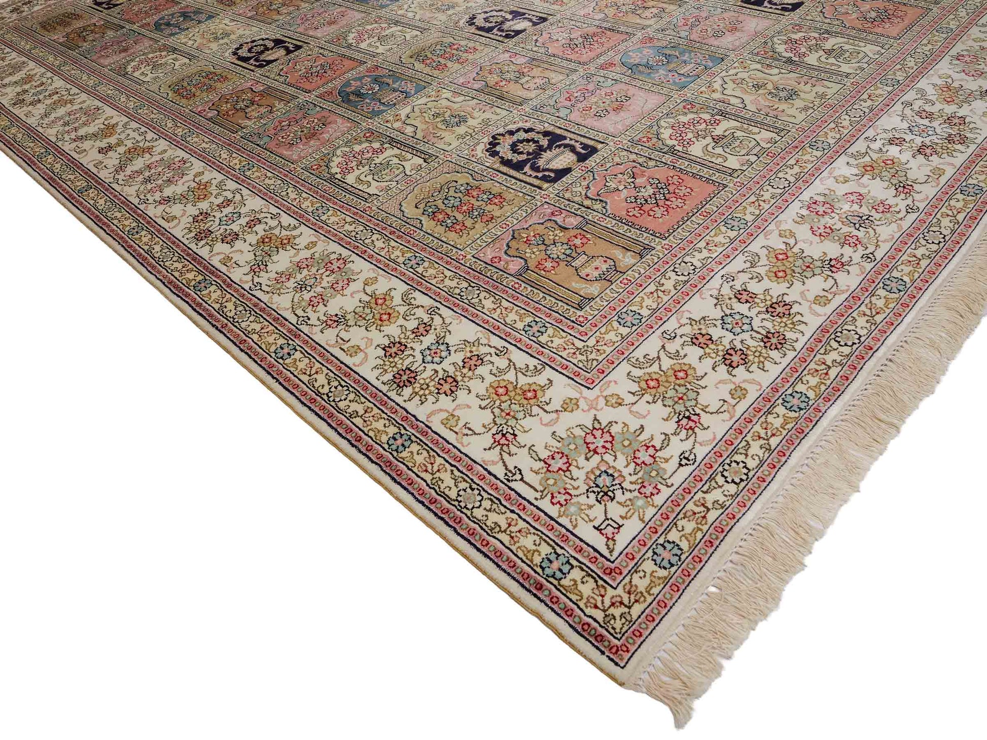 Feiner, handgeknüpfter, chinesischer Hereke Orientteppich aus gesponnener Seide mit Feldmuster von Khademi, creme, weiß, multicolor. 272x184 cm. Verkauf durch Jupiter Intl.