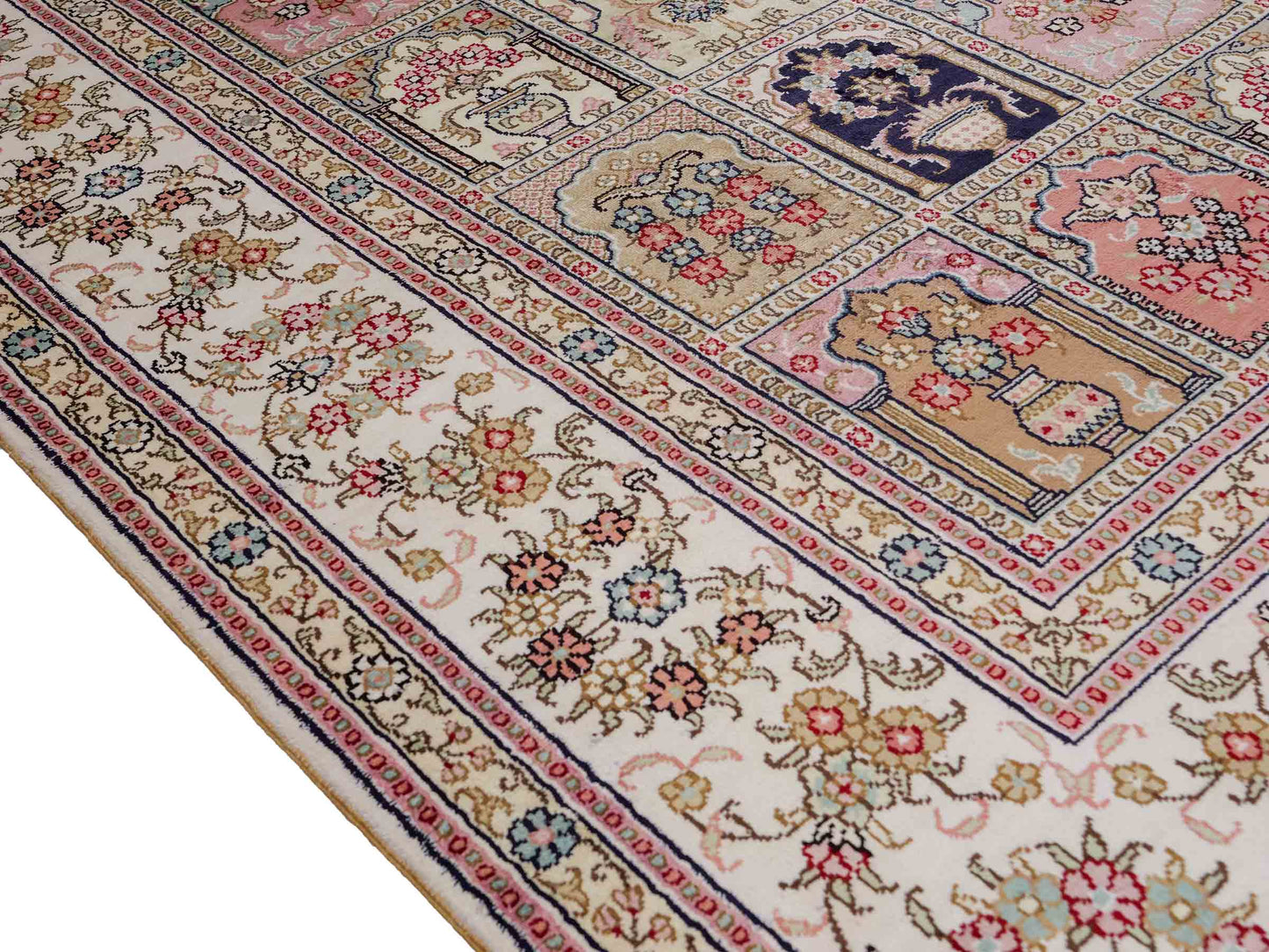 Feiner, handgeknüpfter, chinesischer Hereke Orientteppich aus gesponnener Seide mit Feldmuster von Khademi, creme, weiß, multicolor. 272x184 cm. Verkauf durch Jupiter Intl.